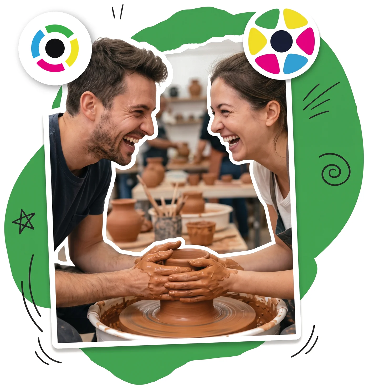 Dos personas riendo mientras moldean una vasija de cerámica en un taller comunitario